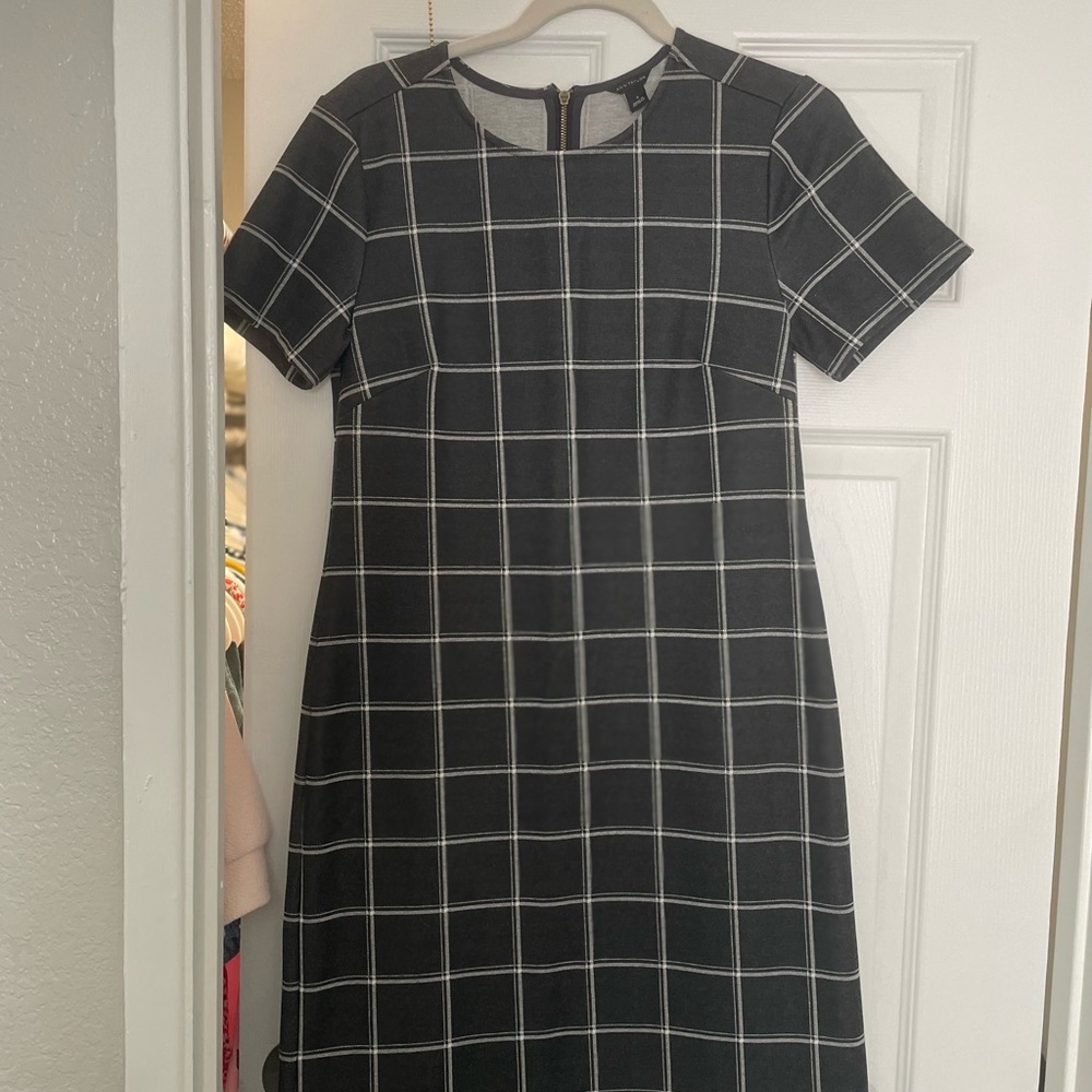 This is a Ann Taylor dress. It’s a size 2 and needs a home! Never been worn!:)